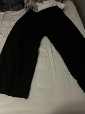 Svarta utsvängda byxor - Använd få gånger