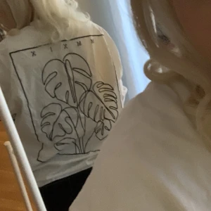 Vit t-shirt med tryck - Oversized vit t-shirt med broderat tryck av monsters på skyggen (ps matchar Café Yeonnam-dong i Seoul så köp den thats how i reasoned men kom aldrig in på caféet) Strl XXS men passar som L btw