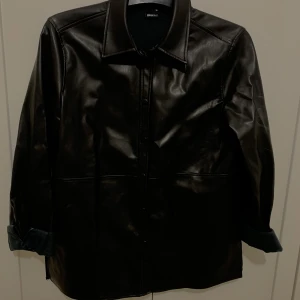 Skinnskjorta  - Skjorta i skinn från Gina tricot som tyvärr inte kommer till användning. Går även att använda som jacka till våren.