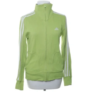 Grön adidas zipup - Limegrön zipup från adidas, bra skick💕 frakt tillkommer