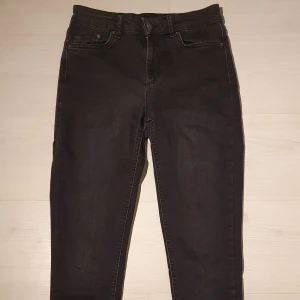 Jeans från pieces - Mina favoriter från förr😇 Har använts en hel del då de var mina favoriter men fortfarande i fint skick! Sitter fint, något lågmidjade och fransade i benen☺️ Har nu växt ur de! De är I strl M men sitter mer som xs/s