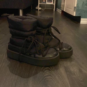 Inuikki - Säljer dessa inuikki liknande vinterskor från h&m som inte riktigt va min typ, använda ca 2 gånger. Jättebra skick och inte sönder någonstans, rena och fina men även att de är vattentäta. Nypris 500 kr