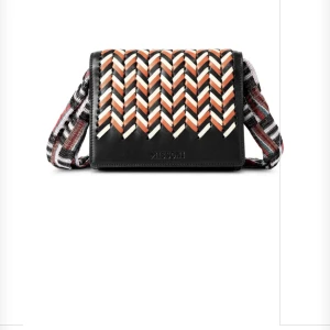 Missoni väska - Säljer min missoni väska som är använd max 3 gånger!! Den är i kalvskinn och köpt 2021, nypris 950€. En sjal, dustbag och authentic card följer med