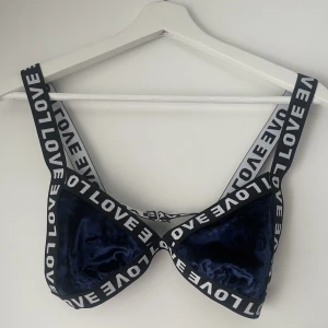 Mörkblå bh/ topp - Säljer en bh/ topp som är mörkblå med svart/ vita band från Shein. Inga justerbara band. Strl XL. Små vid brösten men passar runt om, använd 1-2 ggr.❤️