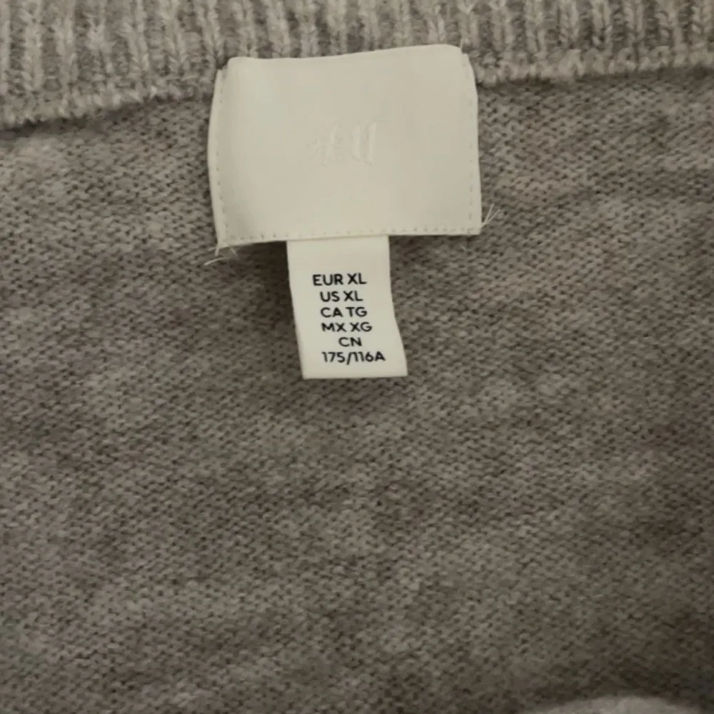 Offshoulder stickad tröjan från H&M, storlek XL. Det är en väldigt fin tröja som jag köpte nyligen men jag gillar inte den på mig men de passar väldigt fint på många andra. Använd en gång och därför säljer jag för ungefär samma pris som det köptes för.. Stickat.