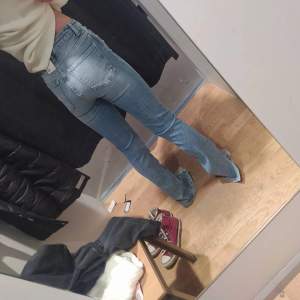 Säljer dessa jättefina bootcut jeans med slit från lager 157. De är i bra skick men längst ned är de lite söndertrampade då det varit för långa för mig. Hör av dig om du vill ha fler bilder, frågor eller vill köpa.🥰