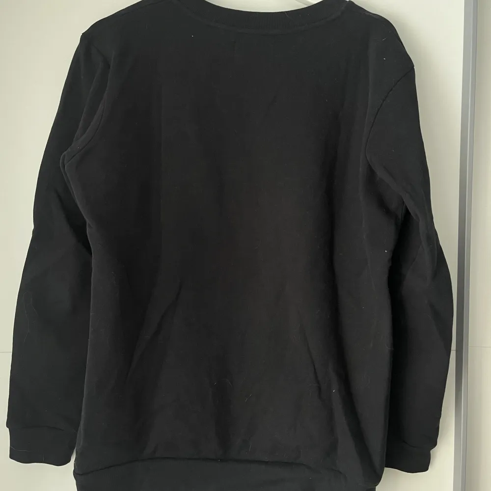 Säljer min svarta ck swertshirt, använd 1-2 ggr. Sann i storleken❤️. Tröjor & Koftor.