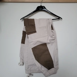 BDG/Urban outfitters cargo byxor - Beige bruna carhobyxor från BDG. Köpta på urbanoutfitters. Inga större tecken på användning. 