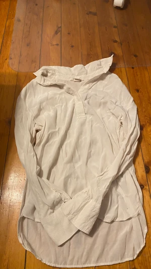 Blus - Gullig blus i bra skick. Tryck inte på köp nu!!!