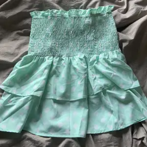 En turkos/grön aktig kjol som passar super fint till sommaren. Den är i size 10 (38). Men skulle säga att den passar en S också.
