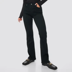 High waist curve bootcut jeans  - Säljer nu mina fina jeans från Cubus 💕sköna, stretchiga och sitter superfint :) dessa har även fickor både fram och bak vilket är superskönt. storleken är M/L32, säljer för 170kr + frakt ☺️ (säljer också i ljusblå färg! - BÅDA PAREN FÖR 300 + frakt)