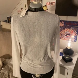 Meshtopp - Superfin meshtopp från bikbok! Helt oanvänd, lappen kvar 💕finns även i svart (även denna med lappen kvar) passar xs-m