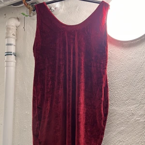 Röd sammetstopp/klänning - Klänning/topp från boohoo i en väldigt fin röd/vinröd färg i sammet/velvet tyg