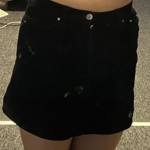 Ribbad kjol från H&M stl 38 - Ribbad kjol frpn H&M köpt för typ 1-2 år sen men använd vid enstaka tillfällen så därför är varan i nyskick😊 Fock lite för liten för mig som har M/40-44 i storlek vanligtvis så därför säljer jag den😚 100kr inräknad frakt i priset