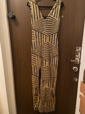 Paljettklänning  - Glitterklänning med slits i fint skick, strl 10 vilket är strl S.  Använd 1 gång.