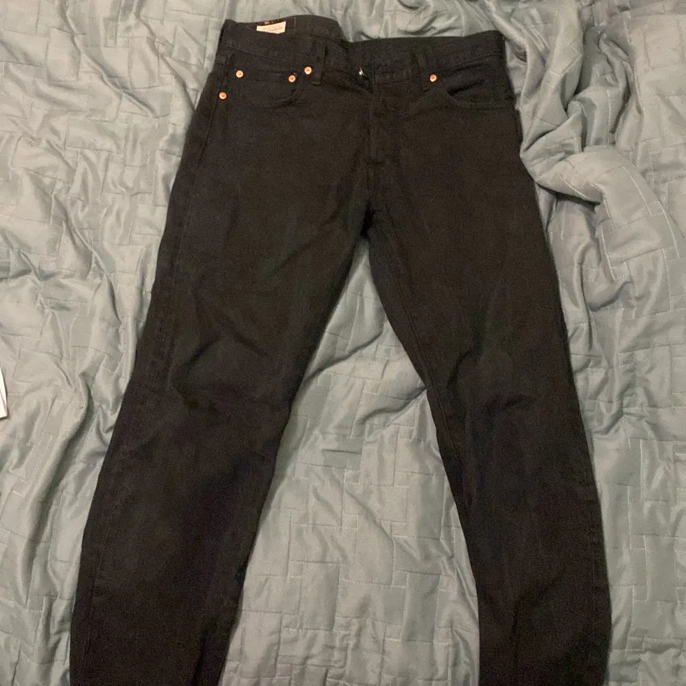 Levis Black Jeans, storlek W32 och L32. Tvättade ett par gånger så kan även passa mindre storlekar.  Originalpris 1100 kr. Jeans & Byxor.