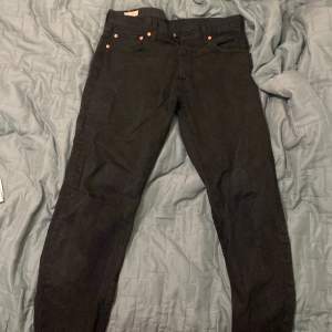 Levis Black Jeans, storlek W32 och L32. Tvättade ett par gånger så kan även passa mindre storlekar.  Originalpris 1100 kr