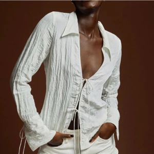 Blus från HM - Så snygg blus från HM som e helt slutsåld. Stl M i ett lite skrynkligt material. Använd 2 gånger. Privat för fler bilder💕