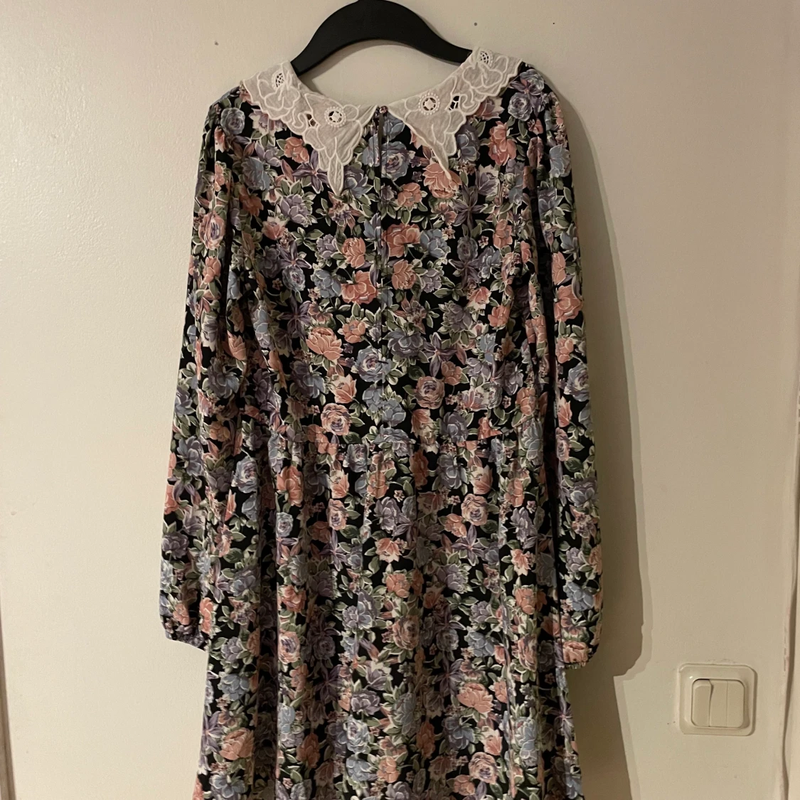 Blommig klänning med spetskrage stl 34 - 90