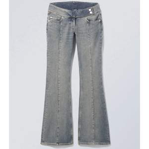 Säljer dessa slutsålda trendiga weekday jeans i storlek 27. Jeansen är använda ett fåtal gånger och sitter perfekt. Kan mötas upp i centrala Stockholm annars står köparen för frakt🫶 Innerbenslängd:80cm Midjemått (väldigt lågmidjade):80cm
