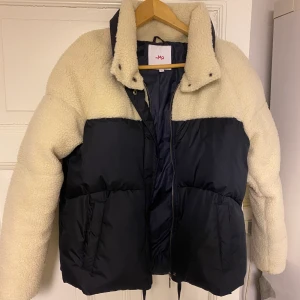 Jacka - Varm mysig jacka som går att ha en bit in på tidig vår. Säljer då jag har många andra jackor 🫶🏻💕storlek S men passar större/mindre 