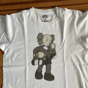 Uniqlo x KAWS T shirt - Gammal kaws uniqlo t shirt från 2019 Använd måttligt ca 7/10 Svår att få tag på i Sverige  Kan mötas upp i Stockholm