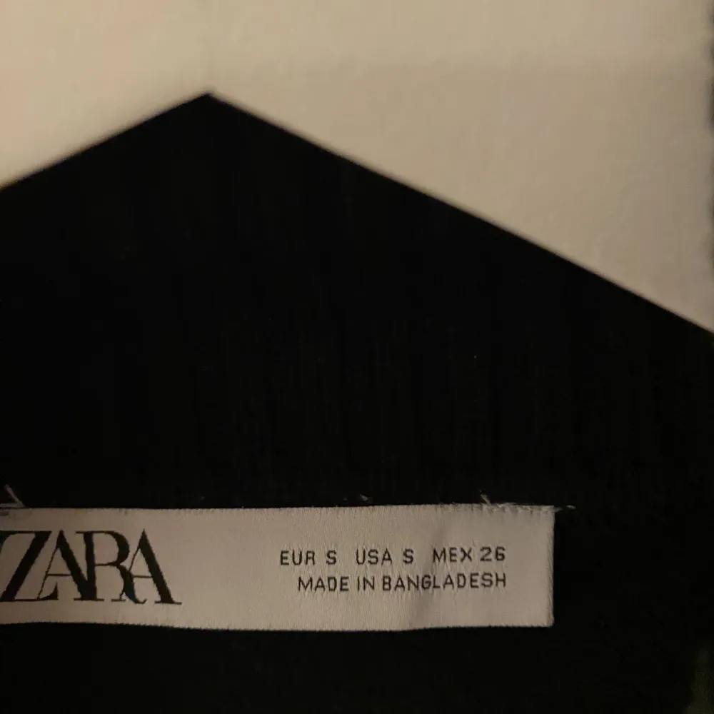 Detta är en fin stickad tröja från zara. Har använt den några gånger men är nästa i ny skick. Tröja är i storlek S💕. Stickat.