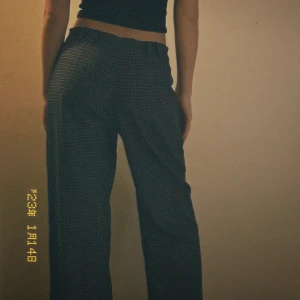 Kostymbyxor  - Rutiga kostymbyxor från &otherstories.  Storlek 38.   Säljes då dem inte används längre.  Meddela vid intresse💌