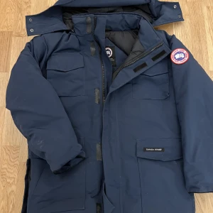 Canada Goose parkas vinterjacka - Fin hel jacka, inga förslitningar. Luvan kan tas av m dragkedja. Marinblå. 