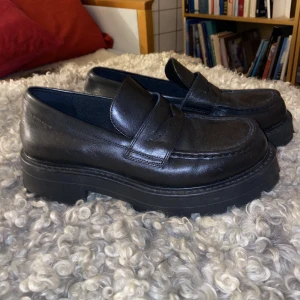 Loafers Vagabond  - Jag säljer mina Vagabond loafers som jag köpte utan att prova. Jag märkte efter att de är förstora för mig, så de är knappt använda, dvs. i toppen skick! Skorna är super eleganta, chunky och snygga! Passar till allt. Nypris: 1300 kr 