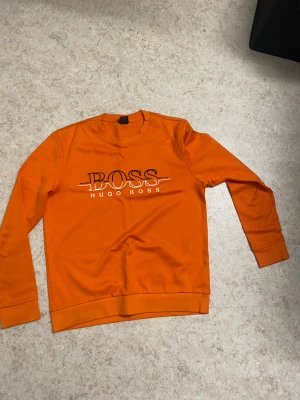 Hugo boss tröja - Tjena säljer min Hugo boss tröja som är helt äkta den har blivit liten för mig och har inte använt den så mycket och den är i perfekt skick 