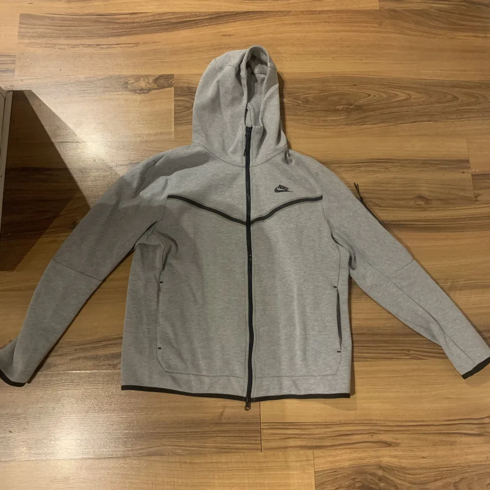 Säljer tröjan till Nike tech dressen pga av för stor. Köpte själv tröjan på plick men aldrig använt den.  Väldigt fint skick. Köpare står för frakten.. Hoodies.