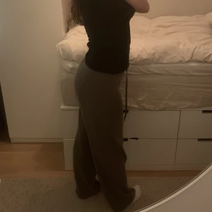 Kashmir byxor - Brun gråa super mysiga och mjuka Kashmir byxor, har två av dem så jag kommer sälja dem här, men dem är så mysiga byxor att ha på sig och gillar dem väldigt mycket