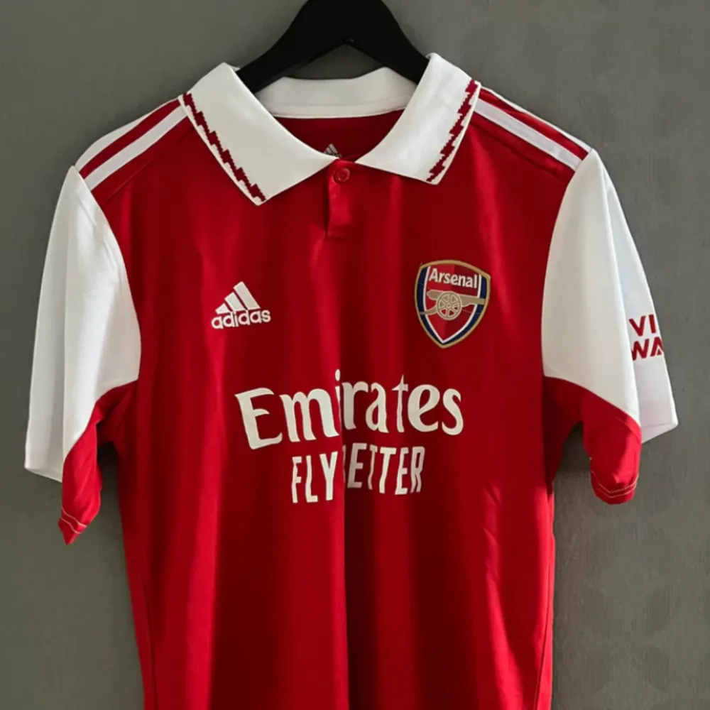 Arsenal Hemma tröja denna säsongen 22/23. Helg nytt skick, storlek S.. T-shirts.