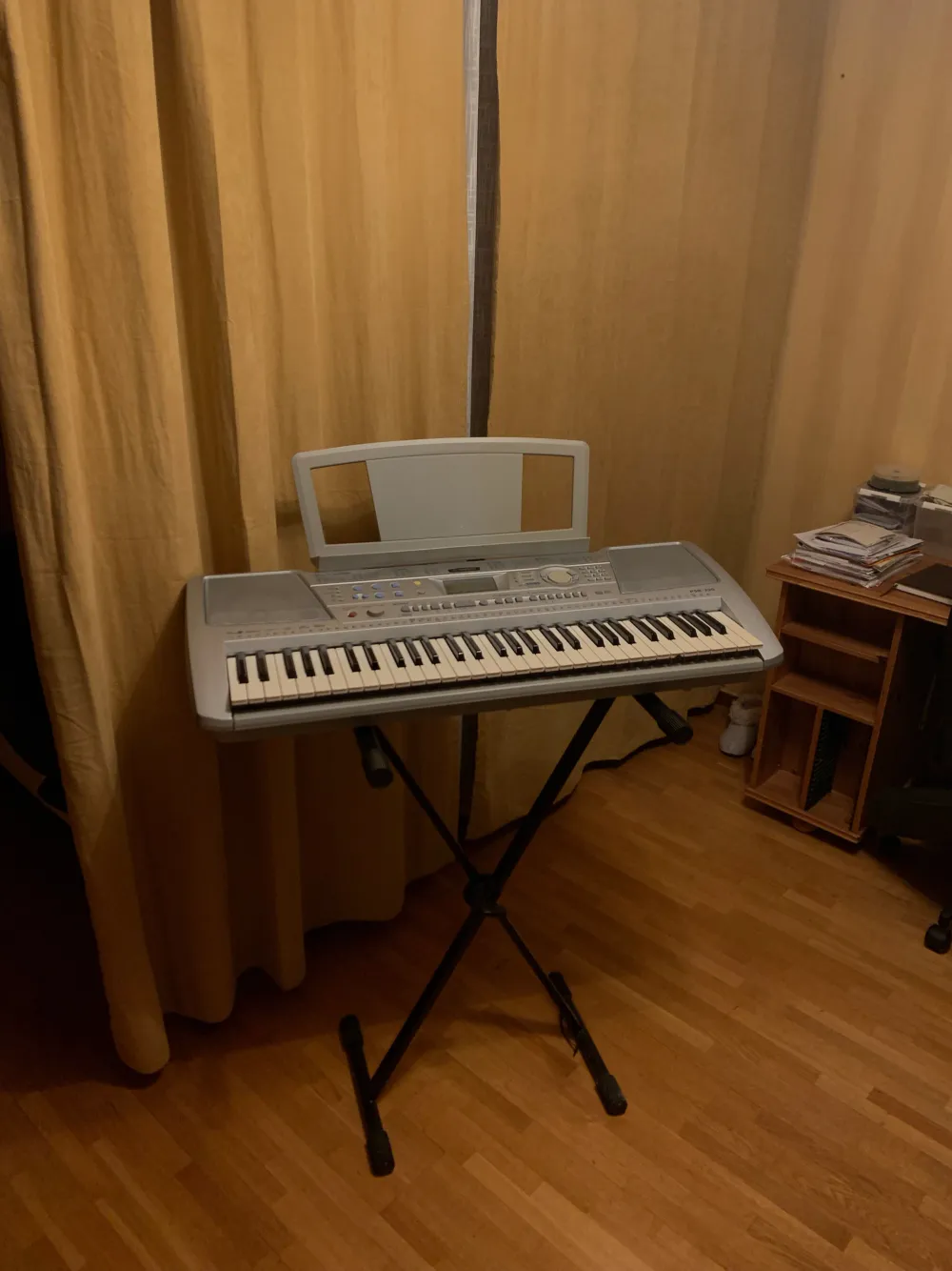 🎹Skaffat ett piano så säljer min Keyboard 🚗Hämta i Solna 🥳Notstället och keyboardstället på bilderna ingår Välkommen att höra av er🫂. Övrigt.