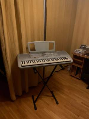 🎹Skaffat ett piano så säljer min Keyboard 🚗Hämta i Solna 🥳Notstället och keyboardstället på bilderna ingår Välkommen att höra av er🫂
