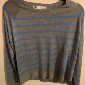 Randig topp från zara - Skön randig topp i fint skick från zara i storlek S. Säljer eftersom den inte kommer till användningsområde längre.