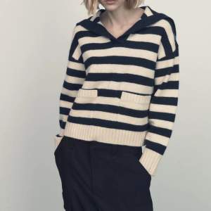 Säljer denna superfina stickade tröjan från zara,den är beige och marinblå och helt ny(prislapp kvar),köptes för 399kr❤️  Lånade bilder från Saras hemsida