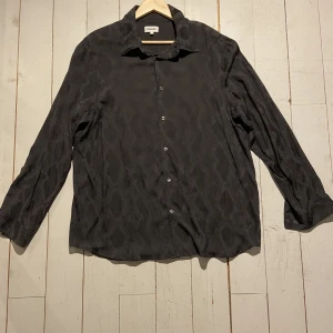 Skjorta - Skjorta från Weekday Storlek L