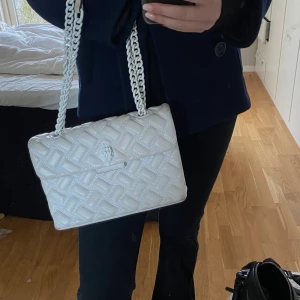 Vit kurt geiger väska - Bra skick och sällan använd, köpt för ca 2900. Köparen står för frakten 💕lite sliten samt finns enstaka fläckar men inget man tänker på 