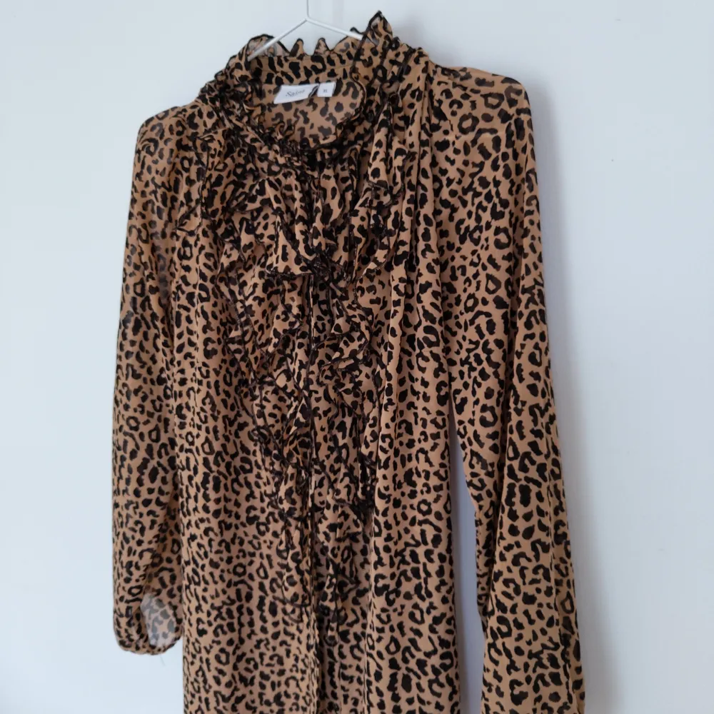 En otrolig leopardklänning som också går att ha som kofta/cape! Från Saint tropez. Har använt flitigt men inte på 2 år. Snygga volanger i mitten och väldigt lätt material. Passar S-L utan problem trots att den är XL. Blir lite mer oversized då.. Klänningar.