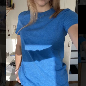 Blå tröja - Denna super fina blåa t-shirten! Verkligen jättefin färg💙