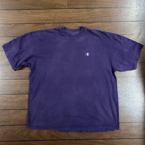 Lila Vintage champion T-shirt  - Snygg vintage T-shirt i en fin lila färg! Bara att skriva om du undrar över något🙏