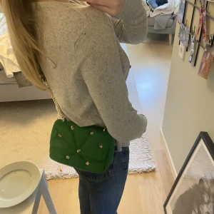 Grön väska - Supersnygg och bra väska från Zara som är precis lagom stor. Snygg grön färg med både kedjeband och vanligt