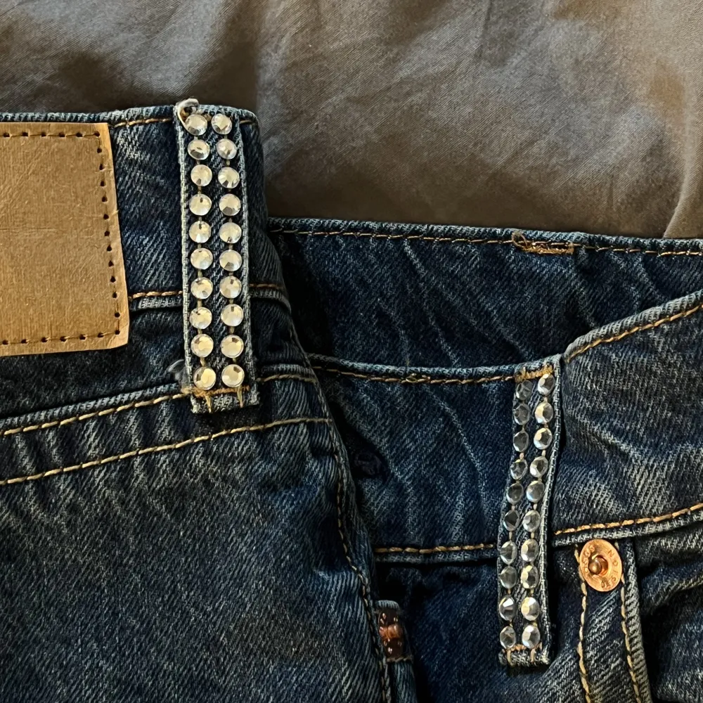 Säljer dessa lågmidjade jeans med strass på hällorna.  Storlek: W28 L32  Helt oanvända från ASOS med originalförpackning kvar. Säljer pågrund av att dom är förstora och glömde skicka tillbaka.. Jeans & Byxor.