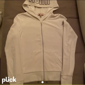 Juicy couture  - Säljer ett jättefint vintage juicy set i färgen vit. ❤️det bara att kontakta mig ifall ni har mer frågor. Pris kan diskuteras 