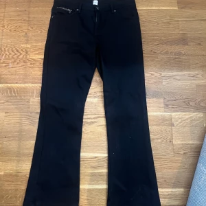 Jeans - Svarta jeans med dragkedja på sidan samt ett ”randigt” tyg (bild 3)🖤