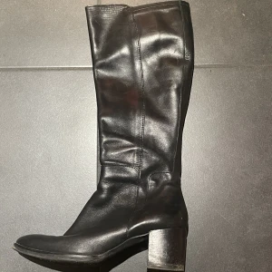 boots - stövlar som tyvärr är för små för mig💔 står ingen storlek men för små för mig med 38, skulle gissa 36/37:)