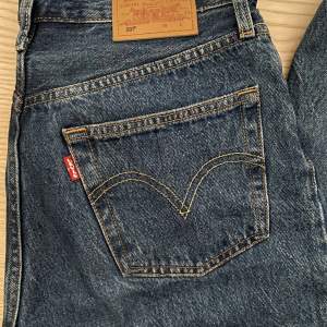 Levis jeans 501 midwaist, sparsamt använda, säljer pga för stora. Orginalpris ca 1200kr, går ner till marken på mig som är 173💕