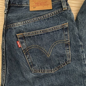 Levis 501 - Levis jeans 501 midwaist, sparsamt använda, säljer pga för stora. Orginalpris ca 1200kr, går ner till marken på mig som är 173💕